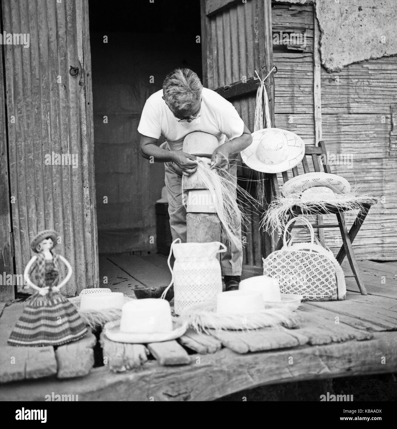 Dans Korbflechter Hutmacher und der Stadt Ambato, Équateur 1960 er Jahre. Hatter et vannier dans la ville d'Ambato, Équateur 1960. Banque D'Images