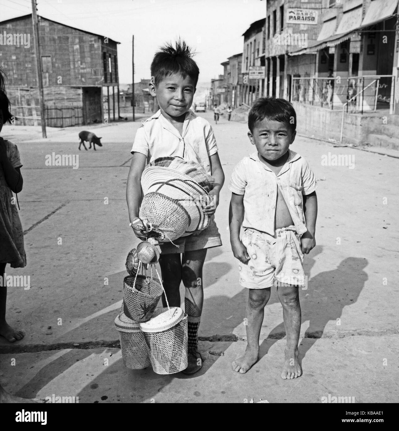 Zwei kleine femme der Stadt Ambato, Équateur 1960 er Jahre. Deux petits habitants de la ville d'Ambato, Équateur 1960. Banque D'Images