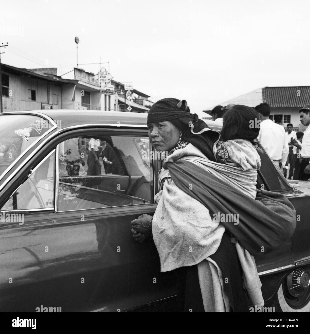 Serie Menschen in der Stadt Ambato, hier Frau auf dem Markt, l'Équateur 1960 er Jahre. Série - Les gens de la ville d'Ambato, ici femme au marché, de l'Équateur 60. Banque D'Images