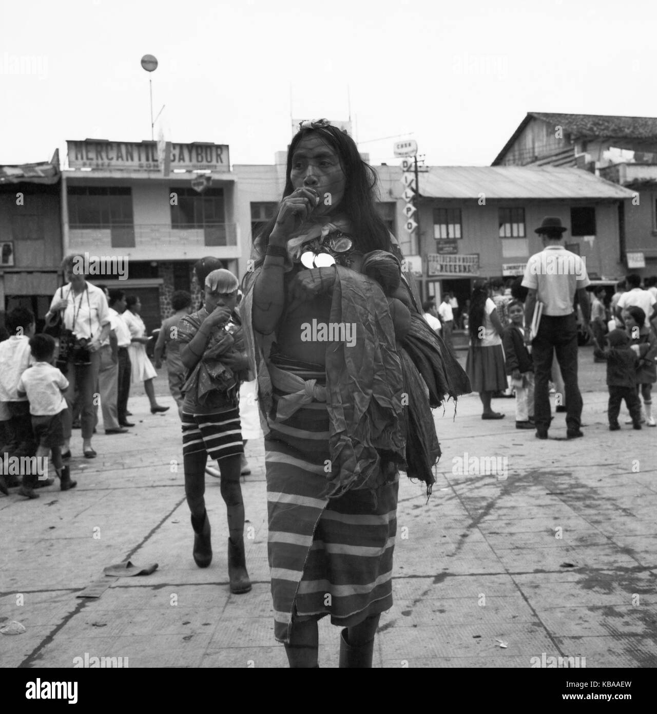 Eingeborene dans der Stadt Ambato, hier ein junger Mann, de l'Equateur 1960 er Jahre. Les femmes autochtones à la ville d'Ambato, ici un jeune homme, de l'Équateur 60. Banque D'Images