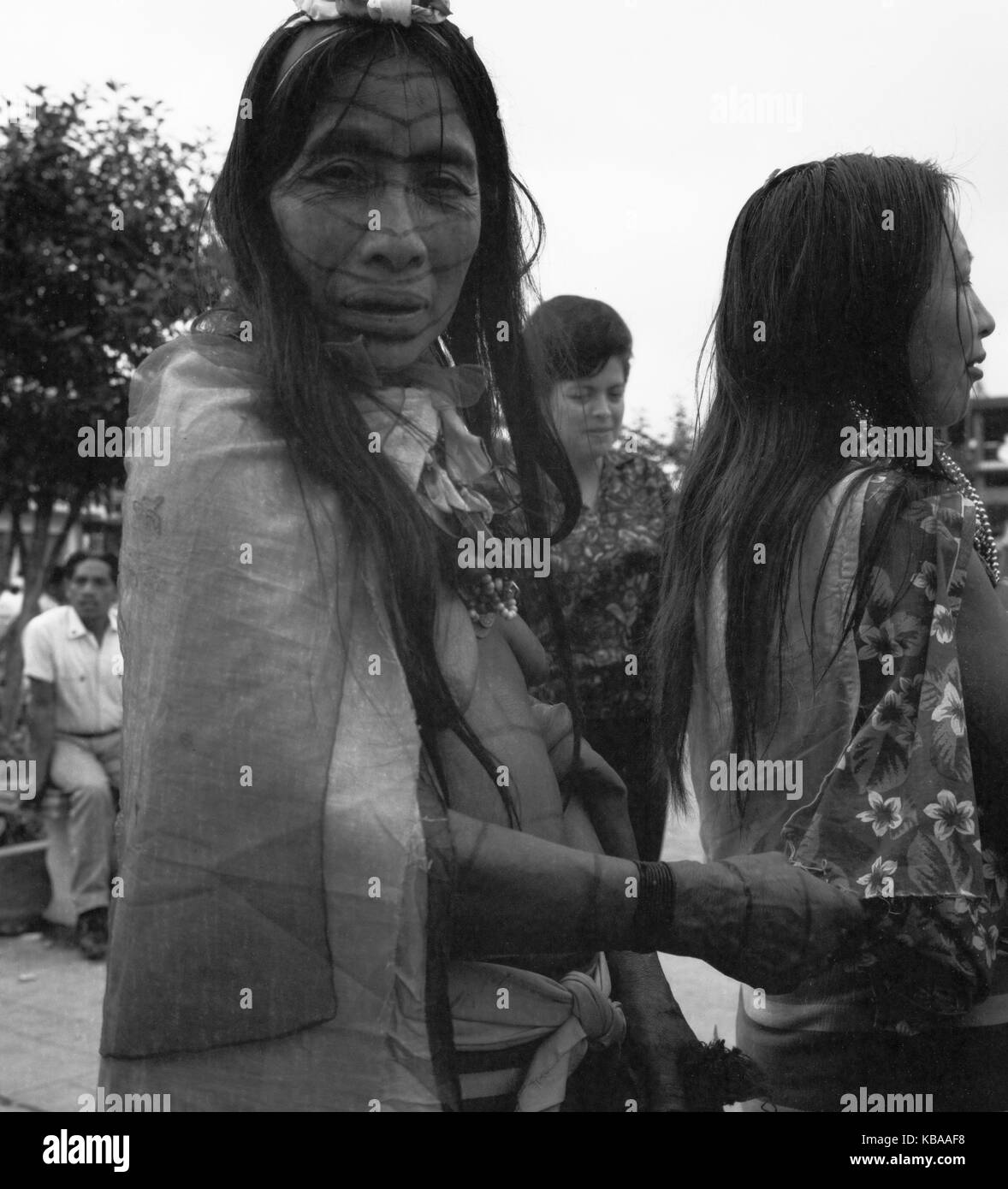 Eingeborene dans der Stadt Ambato, hier ein junger Mann, de l'Equateur 1960 er Jahre. Les femmes autochtones à la ville d'Ambato, ici un jeune homme, de l'Équateur 60. Banque D'Images