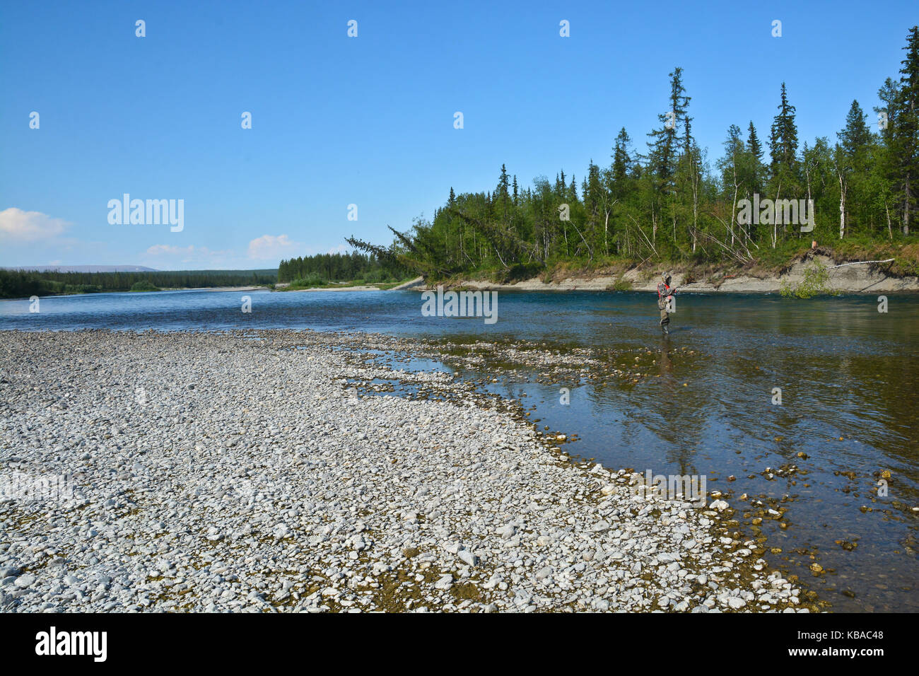 La pêche dans l'Oural polaire. été eau paysage et nobby fascinants. Banque D'Images