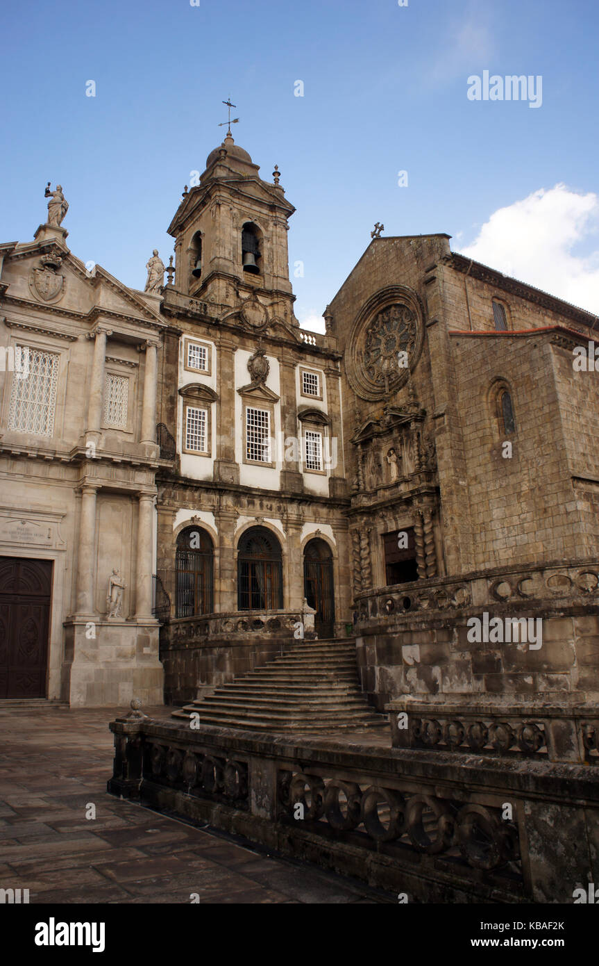 Église de saint Francisco à Porto - trois petites églises ou chapelles à côté de la façade principale, Portugal Banque D'Images