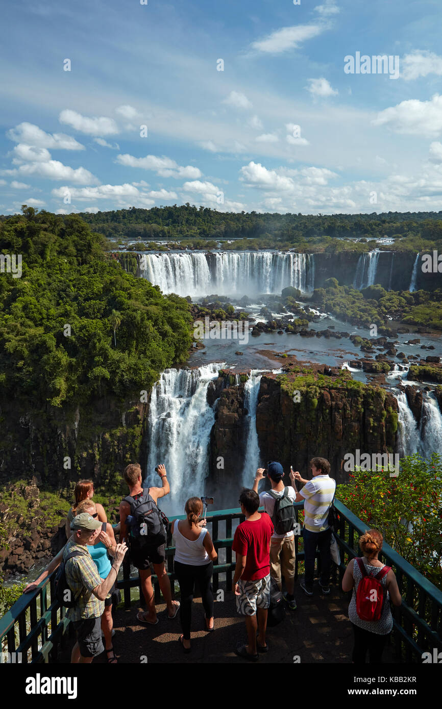Touristes sur la plate-forme d'observation du côté Brésil des chutes d'Iguazu, regardant le côté argentin, l'Amérique du Sud Banque D'Images