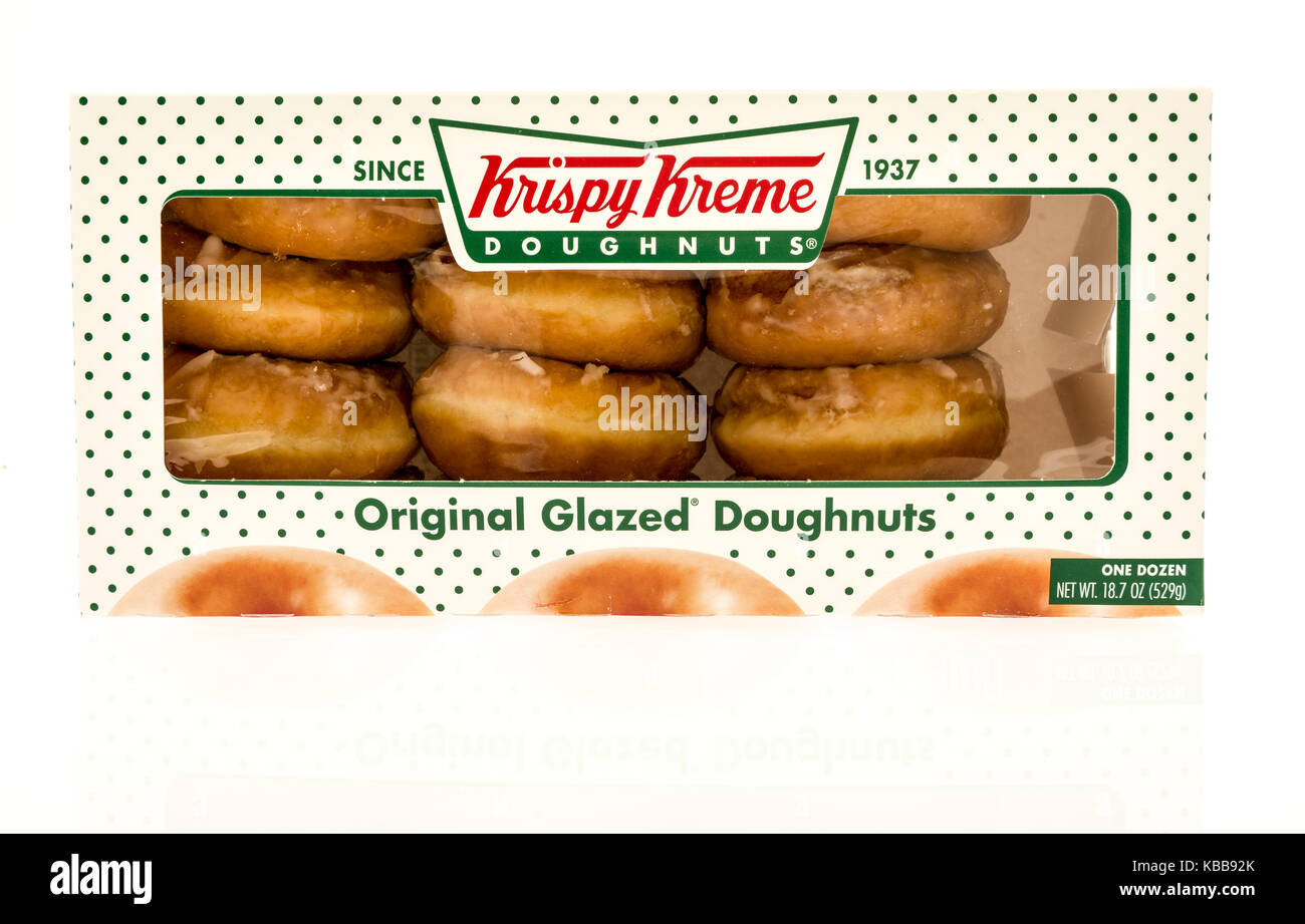 Winneconne, wi - 28 septembre 2017 : une boîte de Krispy Kreme Donuts glacé original sur un fond isolé. Banque D'Images