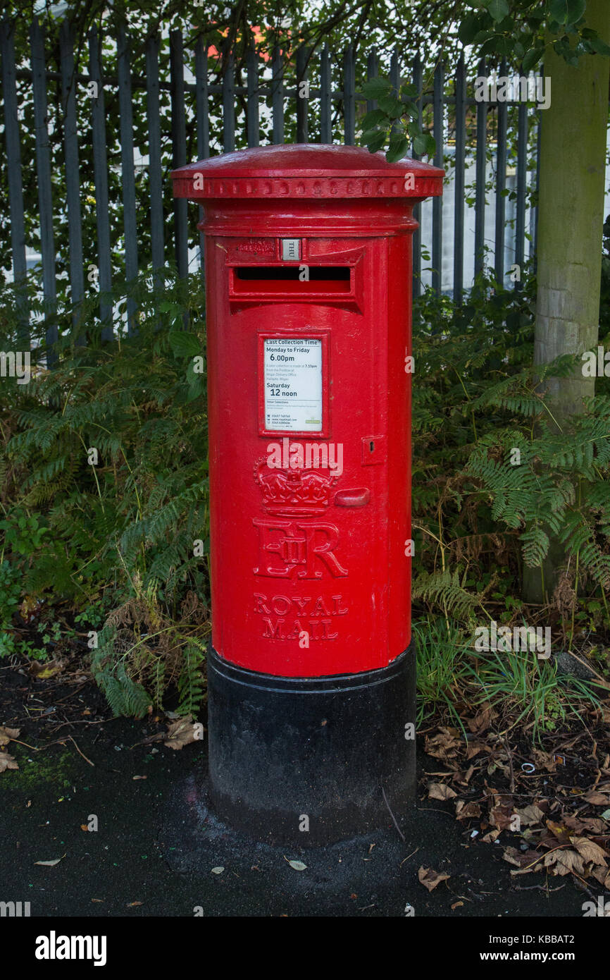 Royal Mail Postbox au bureau de livraison à Leigh, England, UK Banque D'Images