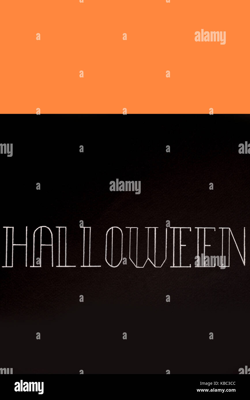 Caractères blancs texte pour logo halloween à la main sur fond noir. Banque D'Images