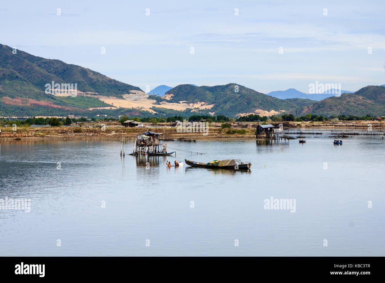 Pêcheur au fleuve de l'ATC, Nha Trang, Khanh Hoa, Vietnam. Nha Trang est bien connue pour ses plages et la plongée et s'est développée en une destination f Banque D'Images