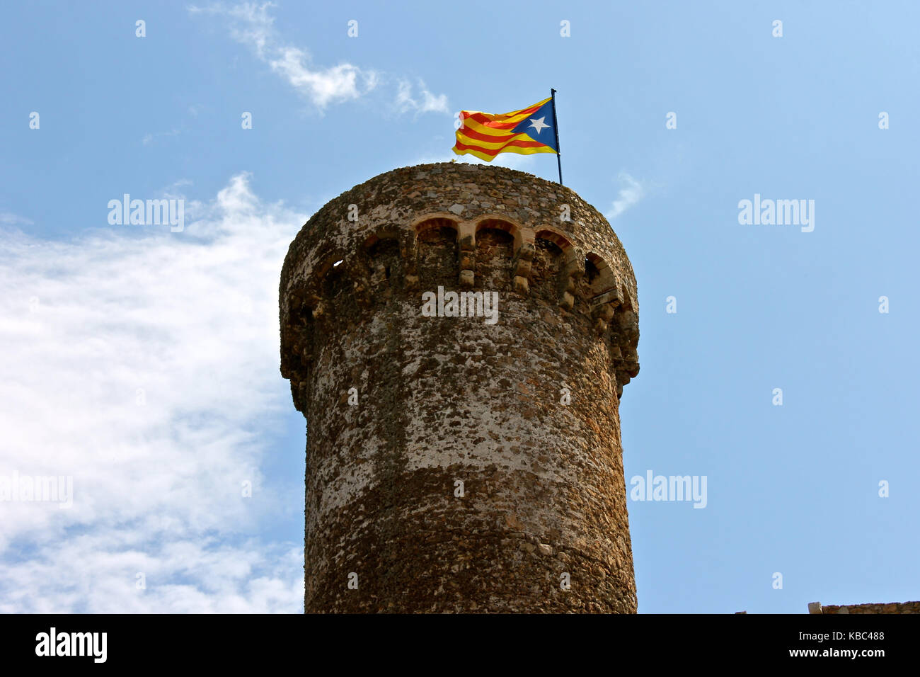 Une senyera ESTELADA Drapeau non officiel, le généralement pilotés par des partisans de l'indépendance catalane, agitant sur la tour de la forteresse de Tossa de mar, Catalogne, s Banque D'Images