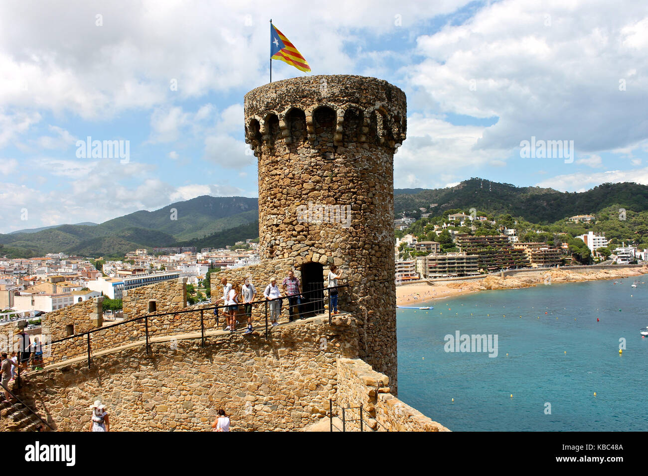Une senyera ESTELADA Drapeau non officiel, le généralement pilotés par des partisans de l'indépendance catalane, agitant sur la tour de la forteresse de Tossa de mar, Catalogne, s Banque D'Images