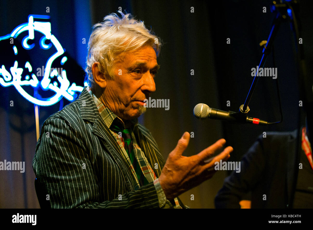 La chanteuse galloise, auteur-compositeur et musicien John cale effectue est interviewé lors du red bull la scène du festival de musique norvégienne showcase et conférence 2014 by:larm à Oslo. john cale a été également l'un des membres fondateurs du groupe légendaire de rock The Velvet Underground. la Norvège, 28/02 2014. Banque D'Images