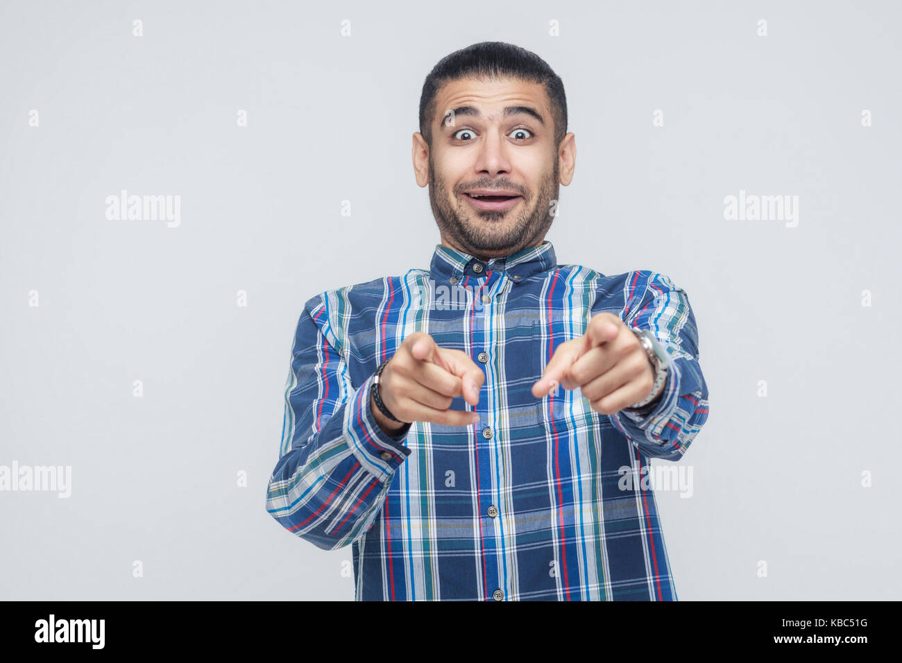 J'en ai besoin ! Le bonheur homme pointant du doigt en caméra et ont une apparence joyeuse. studio shot Banque D'Images J'en ai besoin ! Le bonheur homme pointant du doigt en caméra et ont une apparence joyeuse. studio shot Banque D'Images