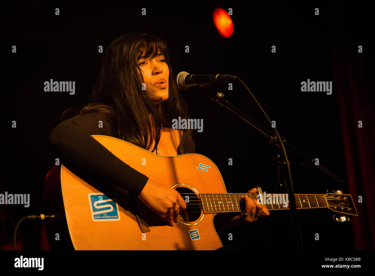 La danoise de zambian r&b et électro pop singer kwamie liv effectue un concert live à gamle au cours de la vitrine et de la musique norvégienne festival conférence 2016 by:larm à Oslo. la Norvège, 05/03 2016. Banque D'Images