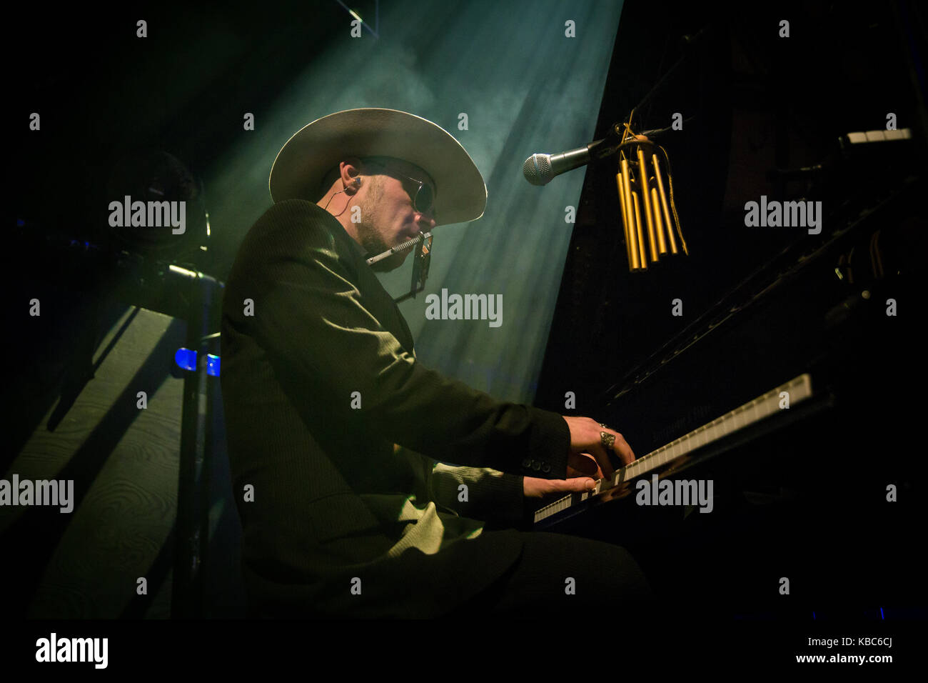 Le groupe de rock country norvégien Midnight Choir joue un concert à Rockefeller à Oslo. Ici, le musicien Atle Byström est vu en direct sur scène. Norvège, 06/03 2016. Banque D'Images