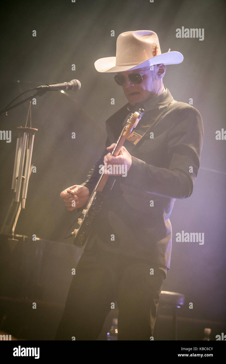 Le groupe de rock country norvégien Midnight Choir joue un concert à Rockefeller à Oslo. Ici, le musicien Atle Byström est vu en direct sur scène. Norvège, 06/03 2016. Banque D'Images