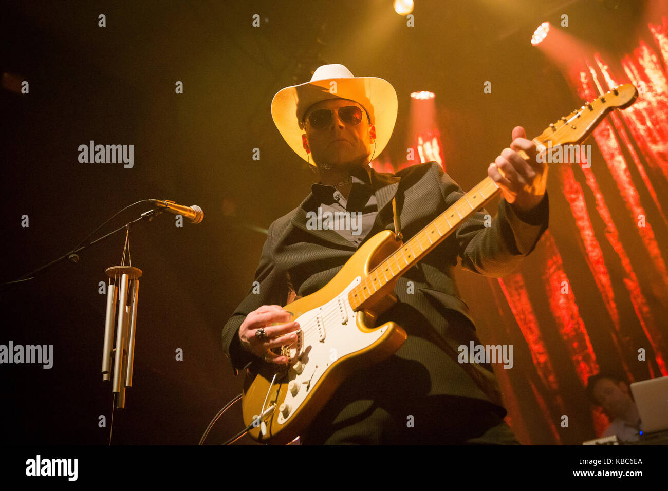 Le groupe de rock country norvégien Midnight Choir joue un concert à Rockefeller à Oslo. Ici, le musicien Atle Byström est vu en direct sur scène. Norvège, 06/03 2016. Banque D'Images
