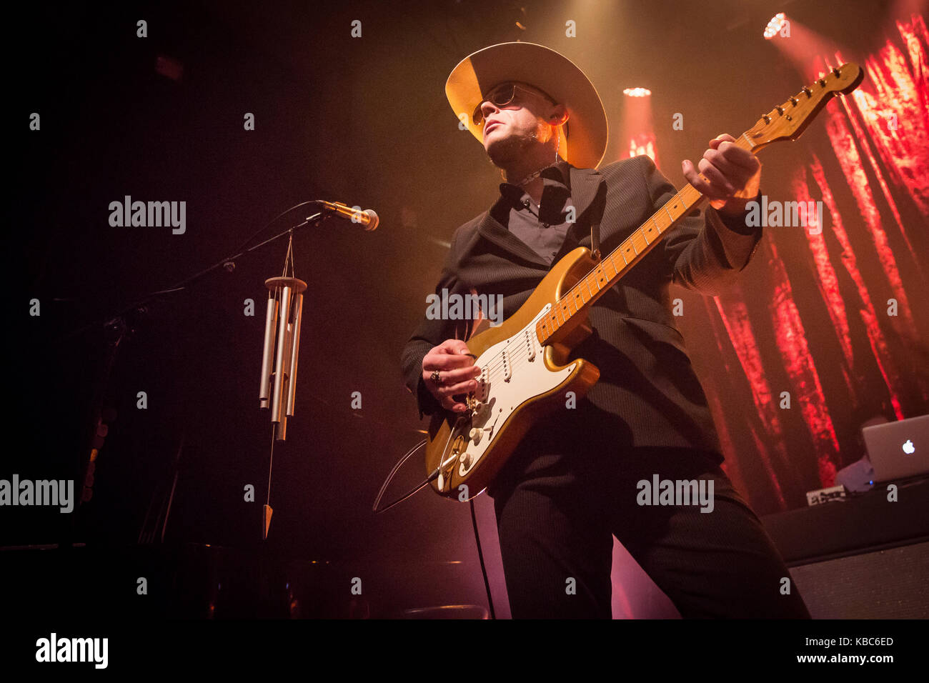 Le groupe de rock country norvégien Midnight Choir joue un concert à Rockefeller à Oslo. Ici, le musicien Atle Byström est vu en direct sur scène. Norvège, 06/03 2016. Banque D'Images