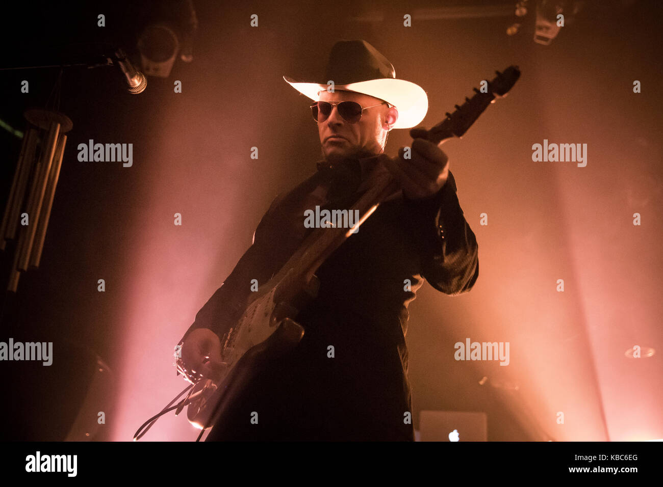 Le groupe de rock country norvégien Midnight Choir joue un concert à Rockefeller à Oslo. Ici, le musicien Atle Byström est vu en direct sur scène. Norvège, 06/03 2016. Banque D'Images