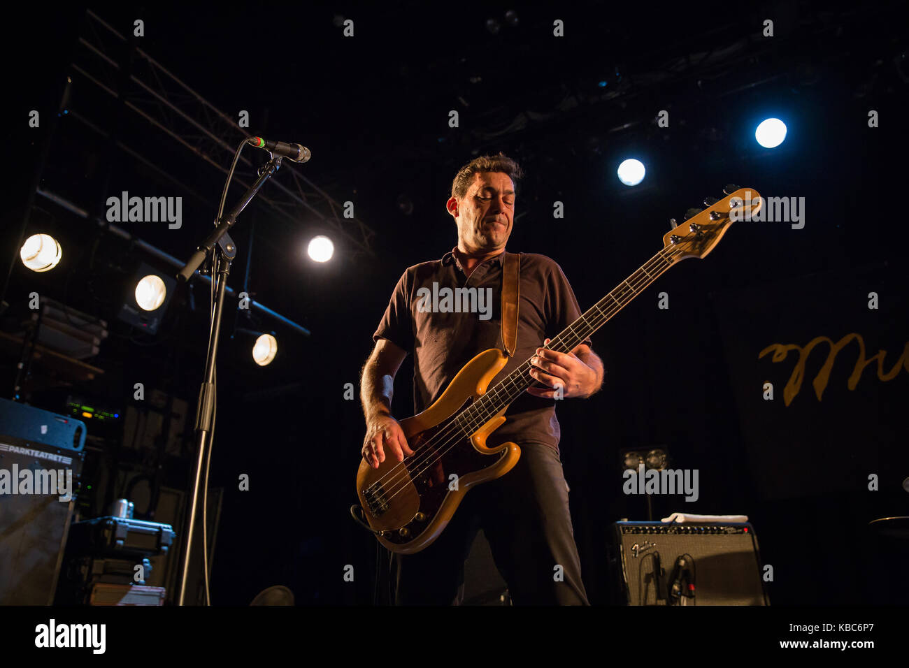 Le groupe de rock alternatif américain Mudhoney donne un concert au Parkteatret à Oslo. Ici, le bassiste Guy Maddison est vu en direct sur scène. Norvège, 21/07 2016. Banque D'Images