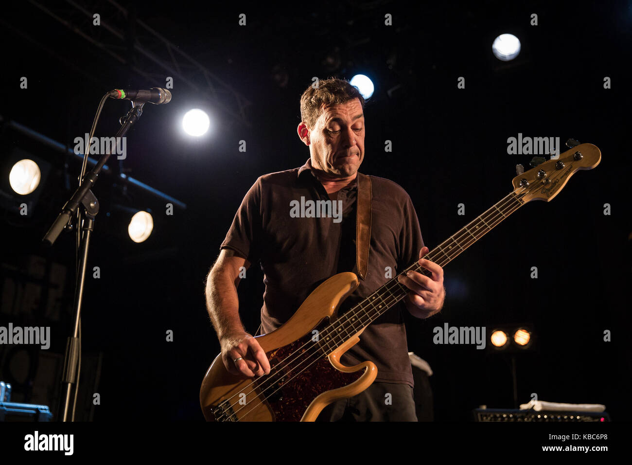 Le groupe de rock alternatif américain Mudhoney donne un concert au Parkteatret à Oslo. Ici, le bassiste Guy Maddison est vu en direct sur scène. Norvège, 21/07 2016. Banque D'Images