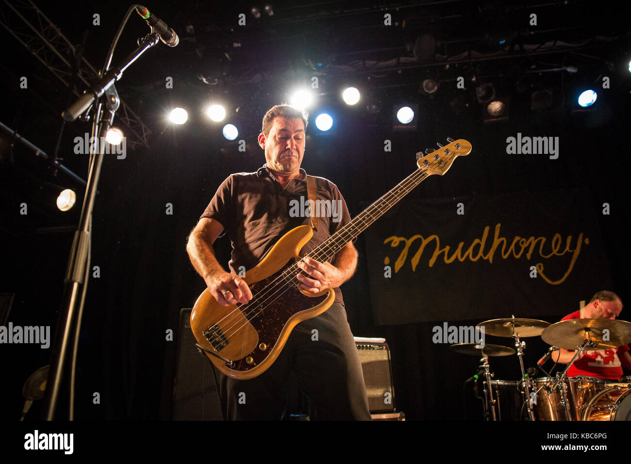 Le groupe de rock alternatif américain Mudhoney donne un concert au Parkteatret à Oslo. Ici, le bassiste Guy Maddison est vu en direct sur scène. Norvège, 21/07 2016. Banque D'Images