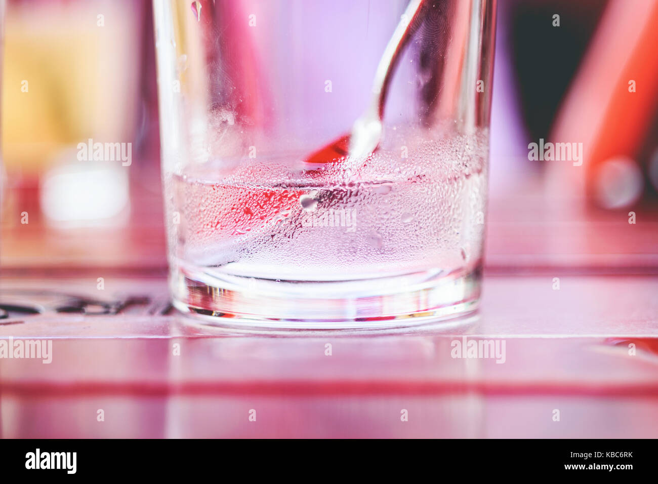 De verre rempli de l'eau encore avec condensation Banque D'Images