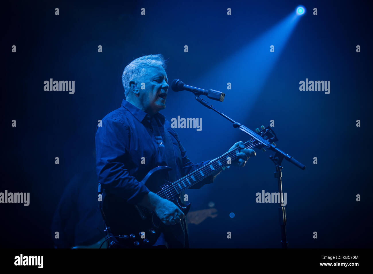 Le groupe de rock anglais Nouvelle commande effectue un concert live au festival de musique norvégienne 2016 Øyafestivalen à Oslo. Ici chanteur et musicien Bernard Sumner est vu sur scène. La Norvège, 12/08 2016. Banque D'Images