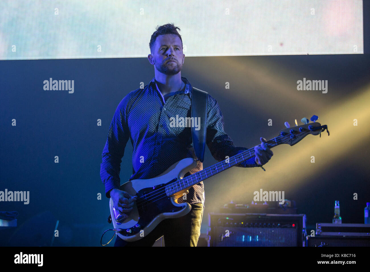 Le groupe de rock anglais New Order joue un concert au festival de musique norvégien Øyafestivalen 2016 à Oslo. Ici, le bassiste Tom Chapman est vu en direct sur scène. Norvège, 12/08 2016. Banque D'Images