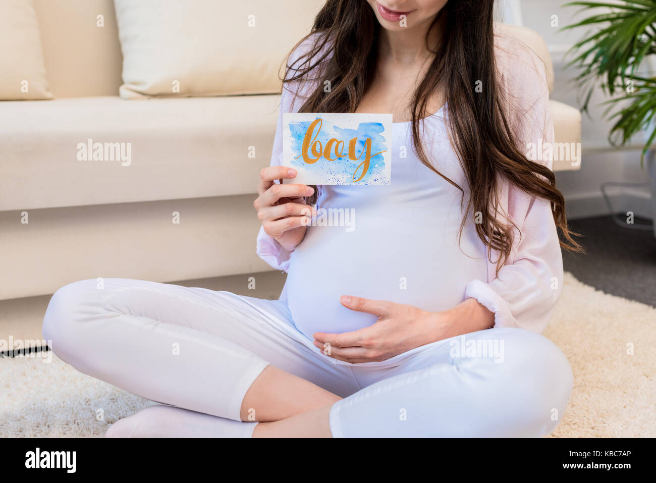 Pregnant woman holding cartes de souhaits Banque D'Images