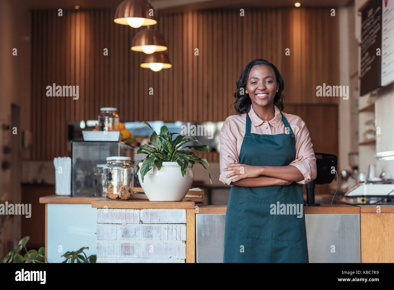 Jeune entrepreneur de l'Afrique debout dans son café Banque D'Images