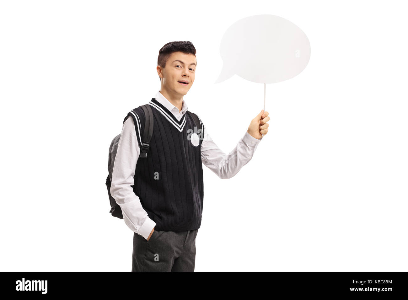 Teenage student dans un uniforme tenant une bulle chat isolé sur fond blanc Banque D'Images