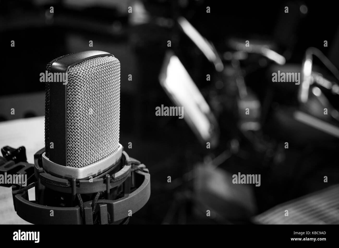 Ancienne rétro micro et instrument de musique ; l'arrière-plan flou noir blanc Banque D'Images