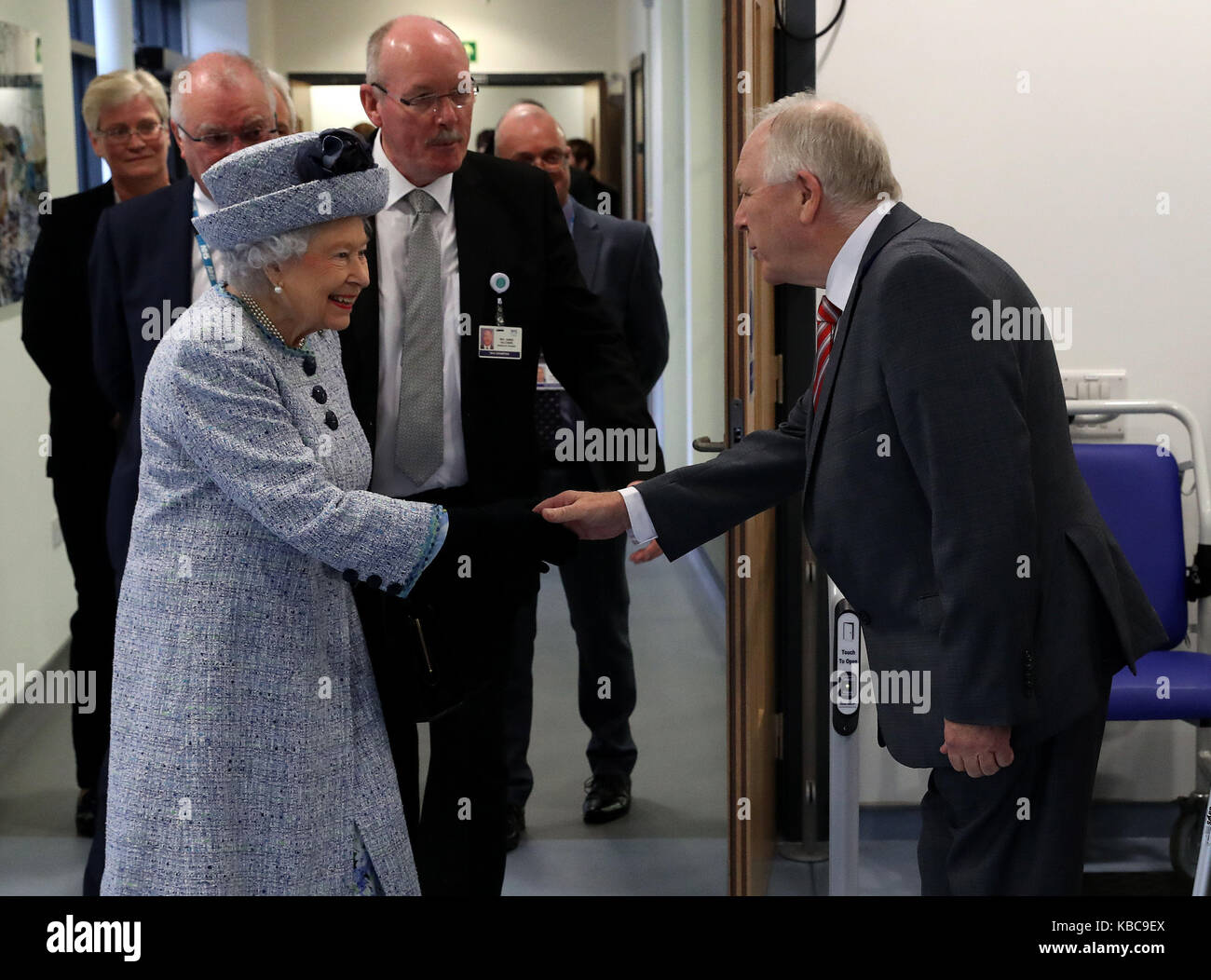 La reine elizabeth ii se réunit et collecte de fonds ancien ecosse football manager Craig Brown, au cours d'une visite à Aberdeen Royal Infirmary pour ouvrir le jardin sur le toit de la famille Robertson et rencontrez les patients et le personnel. Banque D'Images