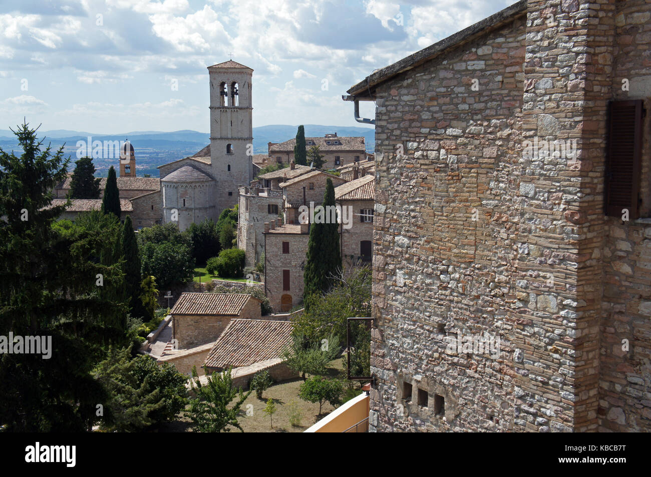 L'église Santa Maria Maggiore à Assisi, italie avec un paysage de ville Banque D'Images