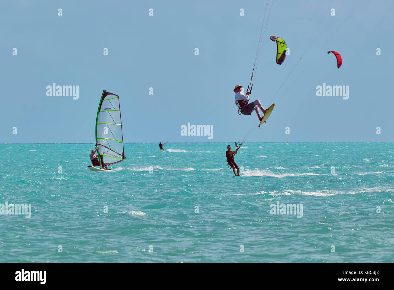 Kite-surf et planche à voile à long bay beach, sur la côte sud de Providenciales, Turks et Caicos, dans les Caraïbes Banque D'Images