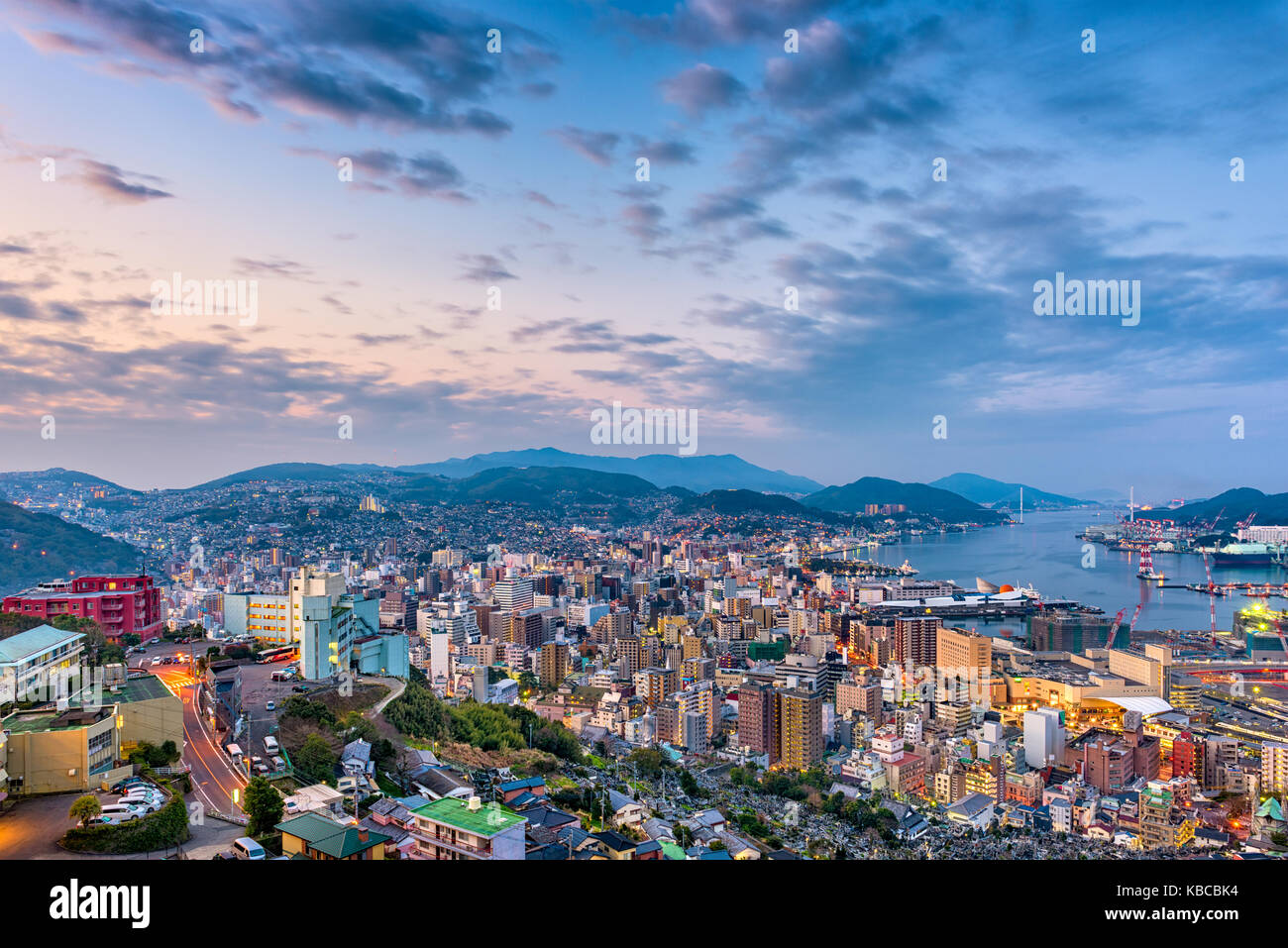 Nagasaki, Japon cityscape at Dusk. Banque D'Images