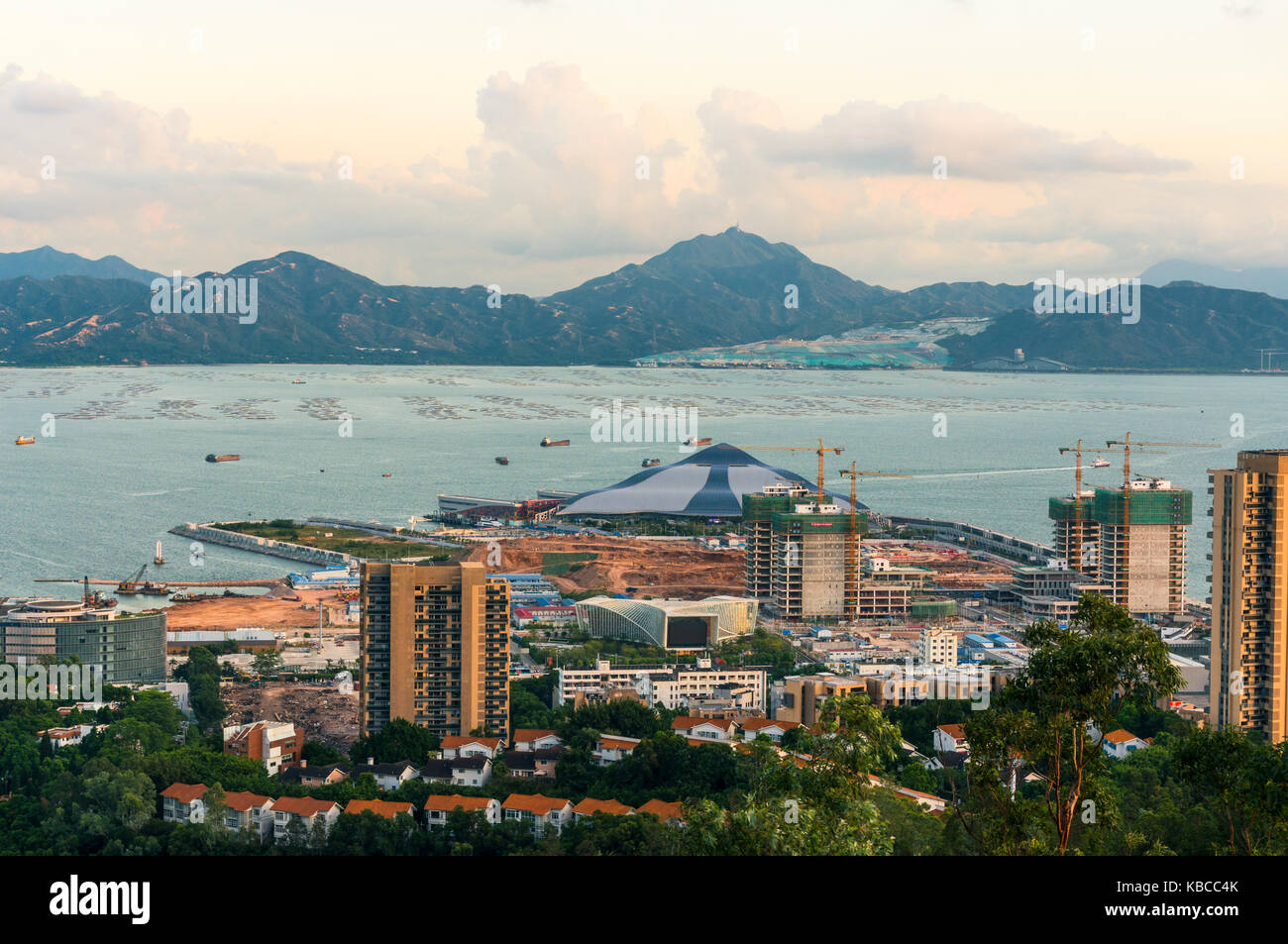 Quartier de Shekou de Shenzhen chine avec la baie de Shenzhen dans l'arrière-plan Banque D'Images