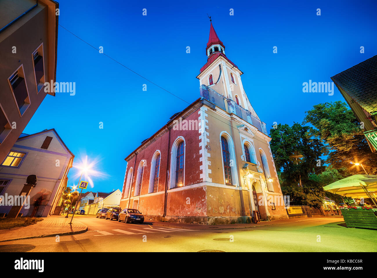 Parnu, Estonie, pays baltes : la vieille ville et à l'église St magazinez nuit. Banque D'Images