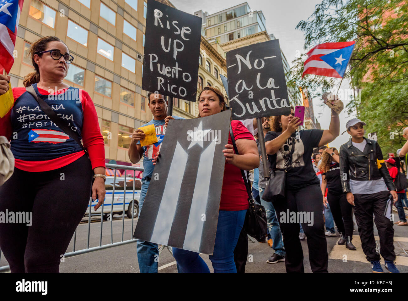 La communauté portoricaine de New York a publié un appel d'exprimer leur indignation par l'évolution de la tragédie humanitaire et de l'ineptie et le mépris dont le gouvernement américain a montré le peuple de Porto Rico. Des centaines a tenu un rassemblement au fédéral 26 plaza à Manhattan, le 28 septembre 2017, soit une semaine après l'ouragan maria dévasté Porto Rico. Des millions de Portoricains demeurent sans électricité, eau, nourriture et des milliers sont sans abri, tandis que le gouvernement fédéral est l'entreposage de la nourriture, du carburant, de l'eau et autres fournitures essentielles. (Photo par Erik mcgregor/pacific press) Banque D'Images