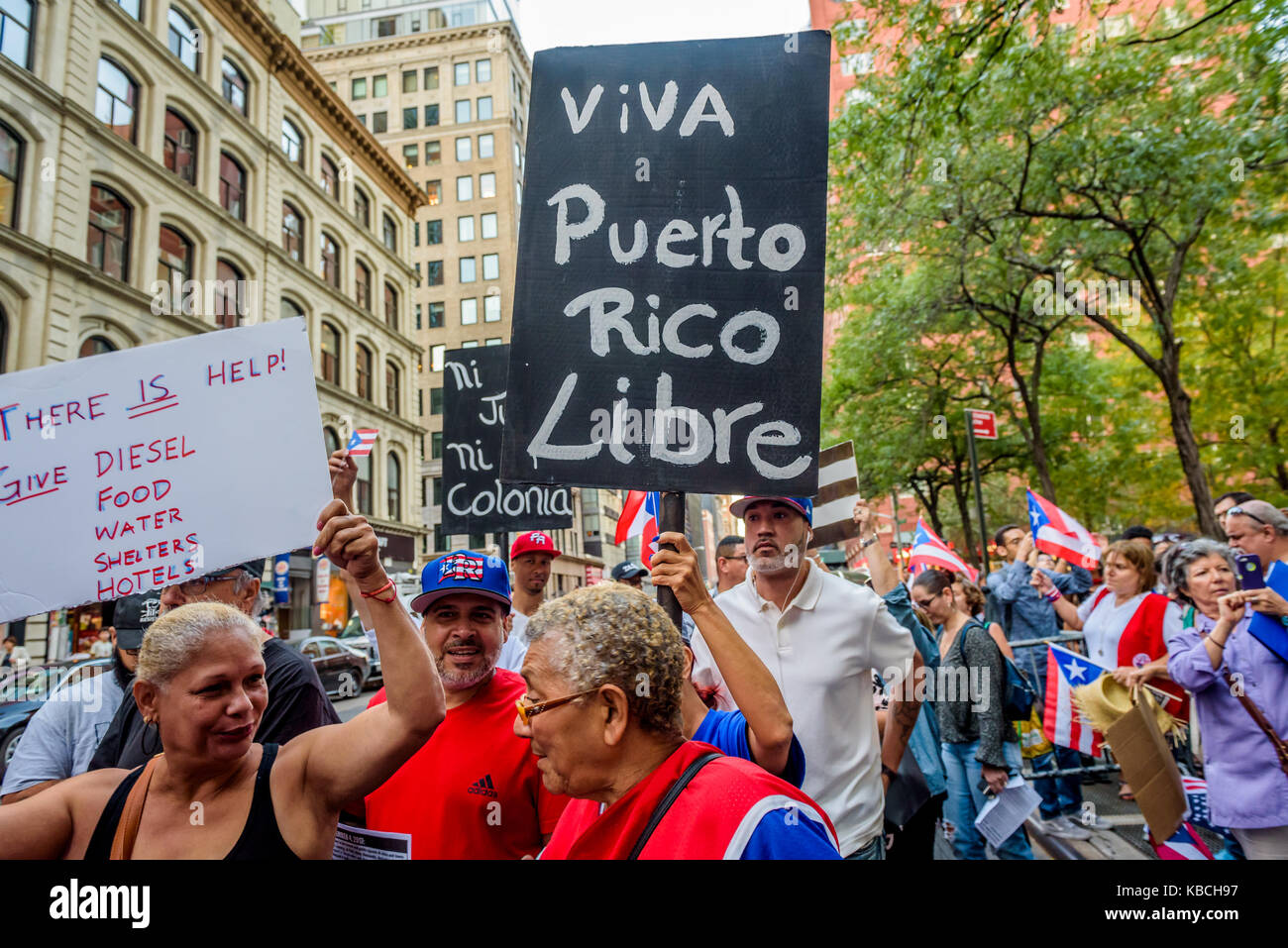 La communauté portoricaine de New York a publié un appel d'exprimer leur indignation par l'évolution de la tragédie humanitaire et de l'ineptie et le mépris dont le gouvernement américain a montré le peuple de Porto Rico. Des centaines a tenu un rassemblement au fédéral 26 plaza à Manhattan, le 28 septembre 2017, soit une semaine après l'ouragan maria dévasté Porto Rico. Des millions de Portoricains demeurent sans électricité, eau, nourriture et des milliers sont sans abri, tandis que le gouvernement fédéral est l'entreposage de la nourriture, du carburant, de l'eau et autres fournitures essentielles. (Photo par Erik mcgregor/pacific press) Banque D'Images