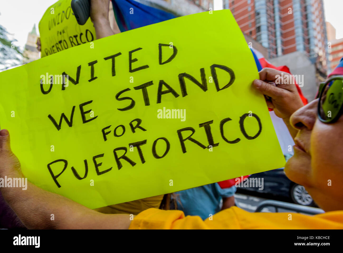 La communauté portoricaine de New York a publié un appel d'exprimer leur indignation par l'évolution de la tragédie humanitaire et de l'ineptie et le mépris dont le gouvernement américain a montré le peuple de Porto Rico. Des centaines a tenu un rassemblement au fédéral 26 plaza à Manhattan, le 28 septembre 2017, soit une semaine après l'ouragan maria dévasté Porto Rico. Des millions de Portoricains demeurent sans électricité, eau, nourriture et des milliers sont sans abri, tandis que le gouvernement fédéral est l'entreposage de la nourriture, du carburant, de l'eau et autres fournitures essentielles. (Photo par Erik mcgregor/pacific press) Banque D'Images