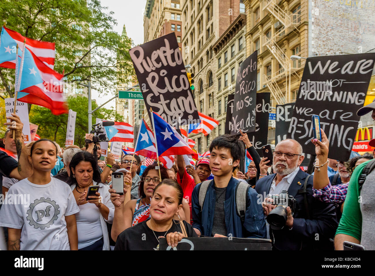 La communauté portoricaine de New York a publié un appel d'exprimer leur indignation par l'évolution de la tragédie humanitaire et de l'ineptie et le mépris dont le gouvernement américain a montré le peuple de Porto Rico. Des centaines a tenu un rassemblement au fédéral 26 plaza à Manhattan, le 28 septembre 2017, soit une semaine après l'ouragan maria dévasté Porto Rico. Des millions de Portoricains demeurent sans électricité, eau, nourriture et des milliers sont sans abri, tandis que le gouvernement fédéral est l'entreposage de la nourriture, du carburant, de l'eau et autres fournitures essentielles. (Photo par Erik mcgregor/pacific press) Banque D'Images