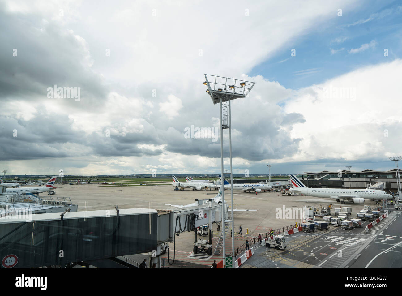Certains avions de stationnement dans l'aéroport d'Orly à Paris Banque D'Images