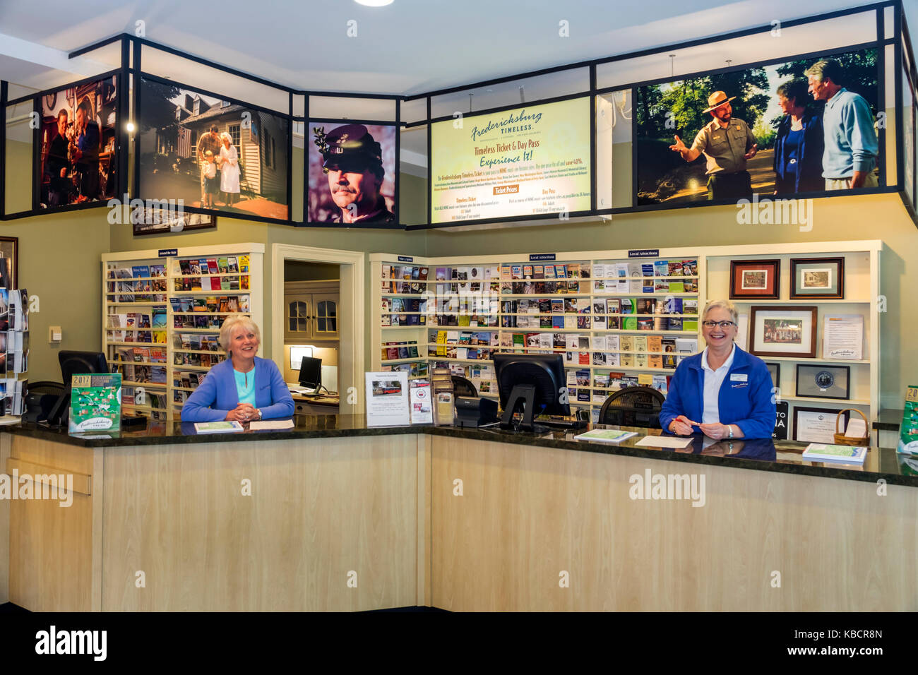 Fredericksburg Virginia,Fredericksburg Visitor Centre,bureau d'information,femmes,brochure brochures dossiers brochure dépliants informala Banque D'Images