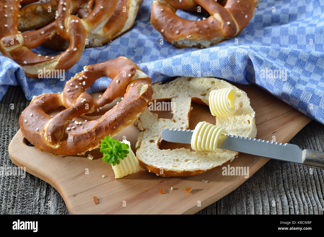 Crunchy bretzels bavarois avec du beurre frais Banque D'Images