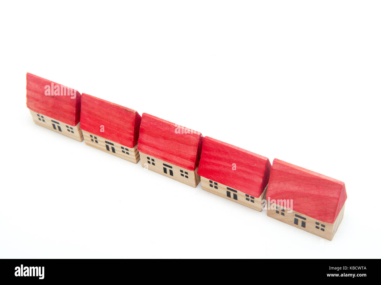 Rangée de maisons modèles sur fond blanc Banque D'Images