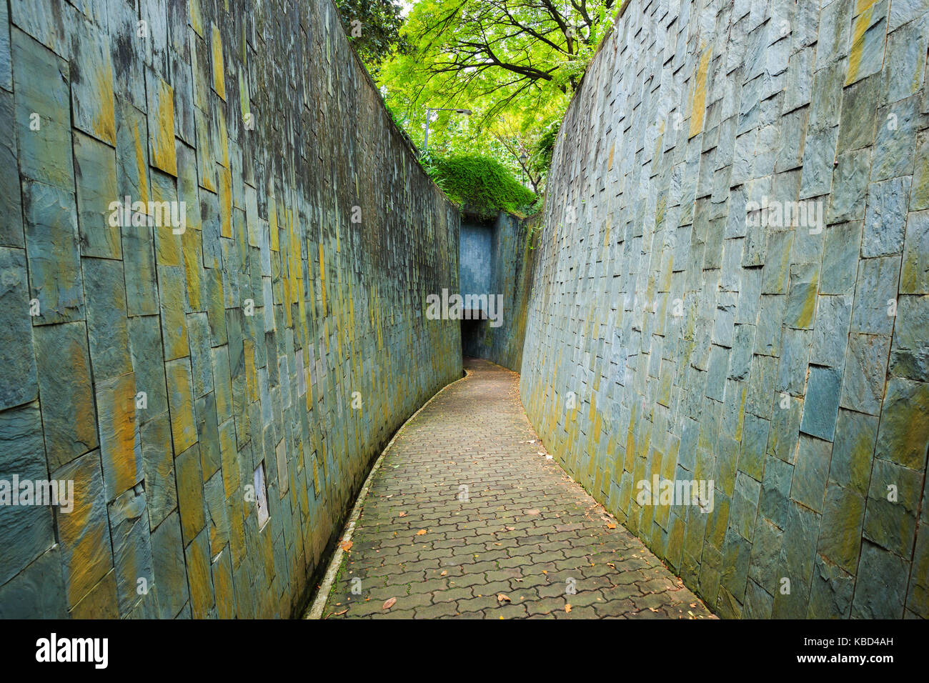 Passage souterrain en pierre de marche dans le tunnel à Fort Canning Park, Singapore Banque D'Images