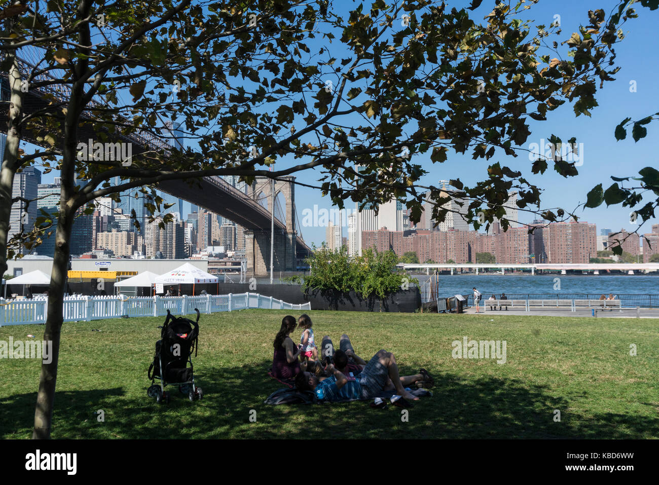 Pont de Brooklyn Park avec une vue sur le pont de Brooklyn et new york city skyline dans la distance Banque D'Images