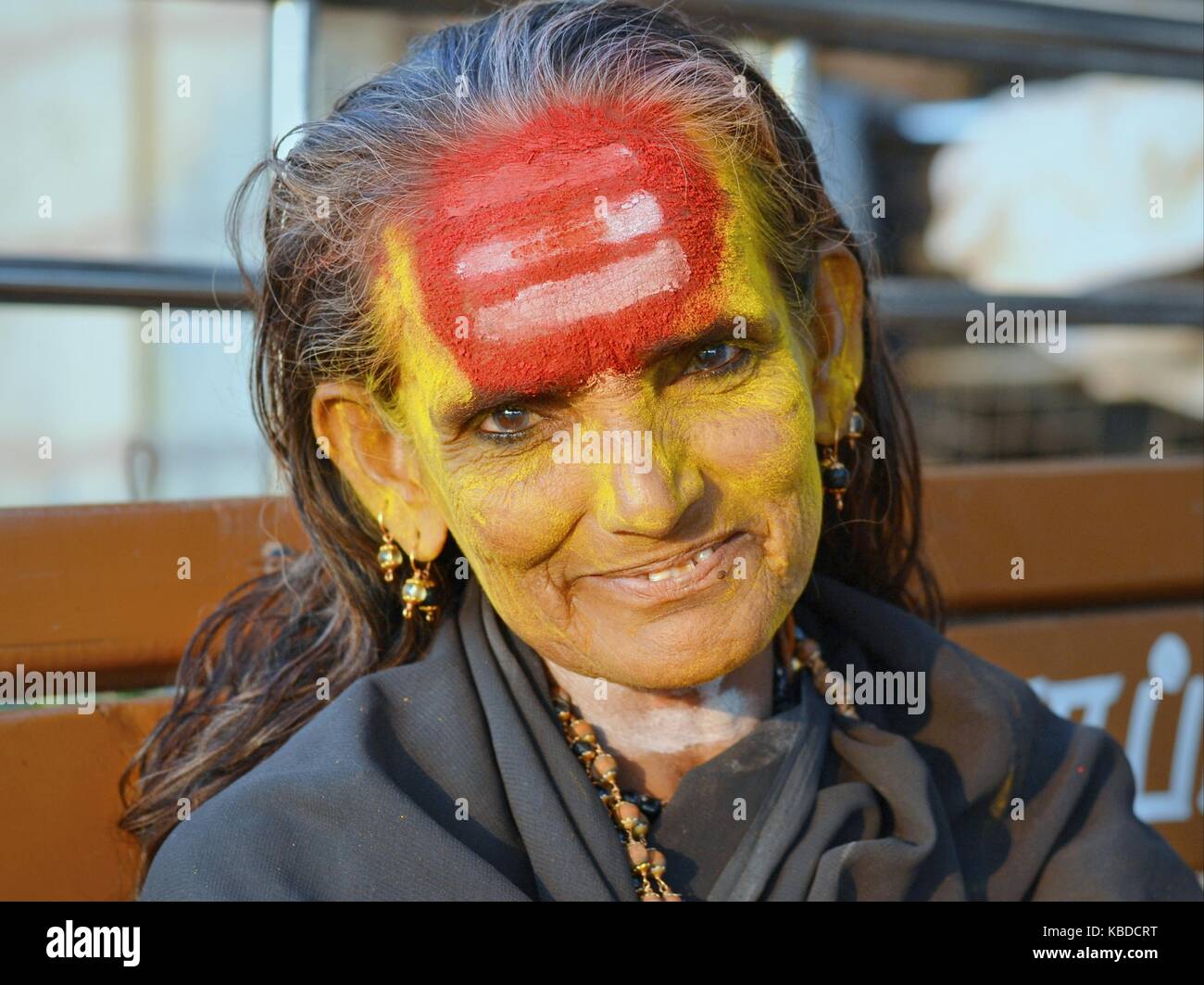 Les femmes d'âge moyen shaivite sadhu (sainte femme sādhvī alias qui vénère shiva) très tripundra distinctif sur son front rouge Banque D'Images
