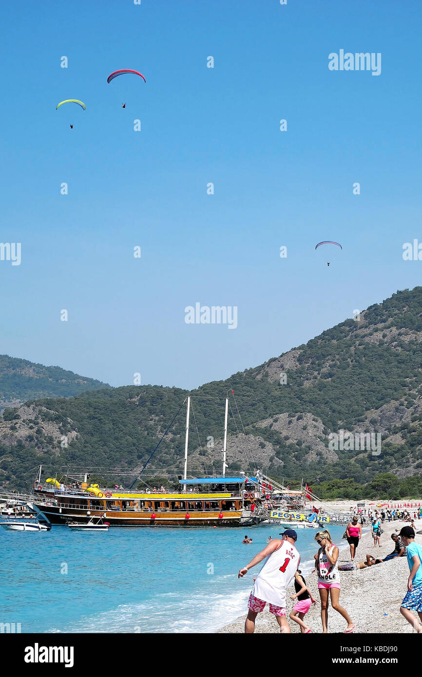 Les familles et para-planeurs sur Olu Deniz Belcekiz Beach, Turquie Banque D'Images